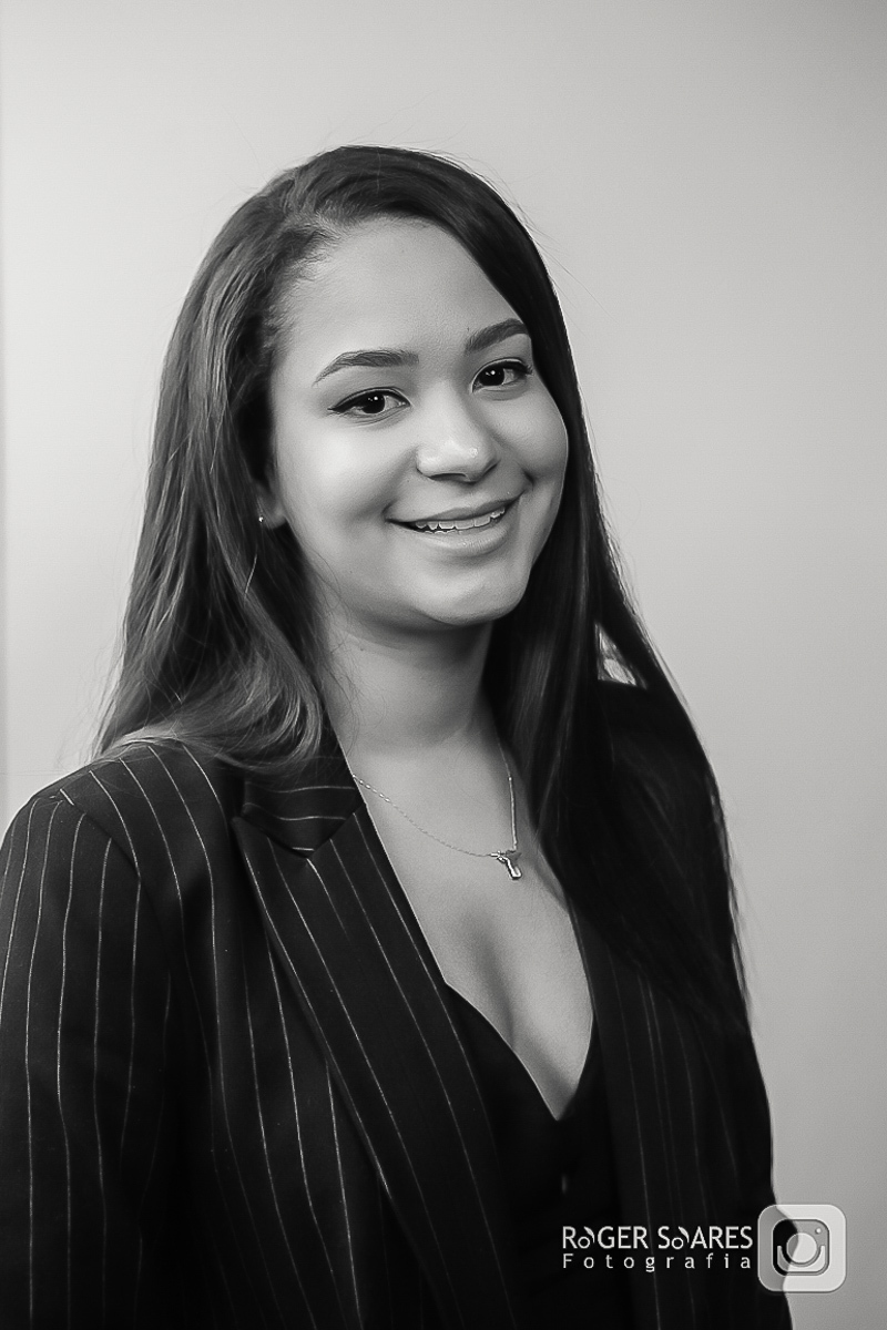 retratos profissionais estúdio fotográfico fotografia de estúdio portrait business linkdin redes sociais conexões verdadeiras cadeira luz camera canon flash mulher executiva poses alegria determinação foco ricardo jordão rainmaker vendas bizrevolution