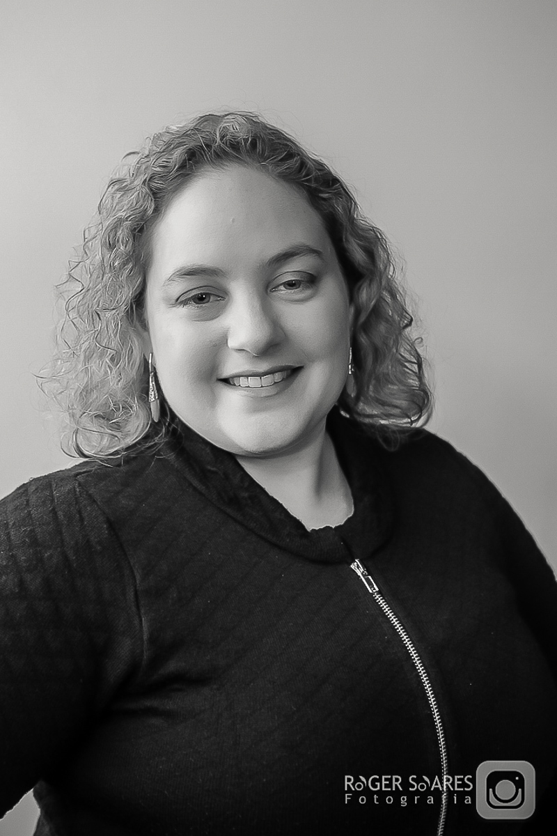 retratos profissionais estúdio fotográfico fotografia de estúdio portrait business linkdin redes sociais conexões verdadeiras cadeira luz camera canon flash mulher executiva poses alegria determinação foco ricardo jordão rainmaker vendas bizrevolution