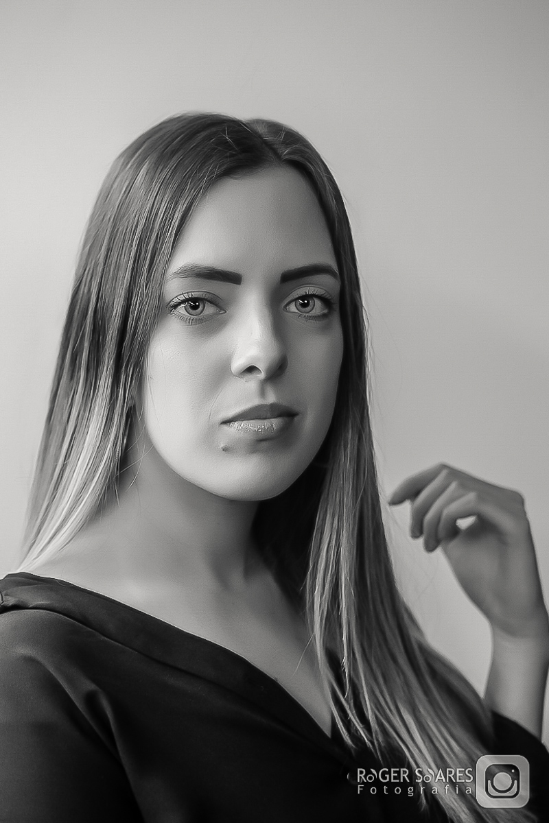 retratos profissionais estúdio fotográfico fotografia de estúdio portrait business linkdin redes sociais conexões verdadeiras cadeira luz camera canon flash mulher executiva poses alegria determinação foco ricardo jordão rainmaker vendas bizrevolution