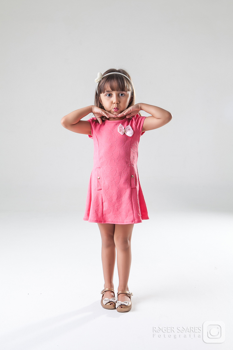 criança infância fotografia mamãe papai vovô vovó tios avós família roupa nova vestido estúdio vestido makeup maquiagem hair cabelo camiseta canon sorrisos risadas cabelos barba boneca poses mãos vestidinho cor de rosa boquinha lábios