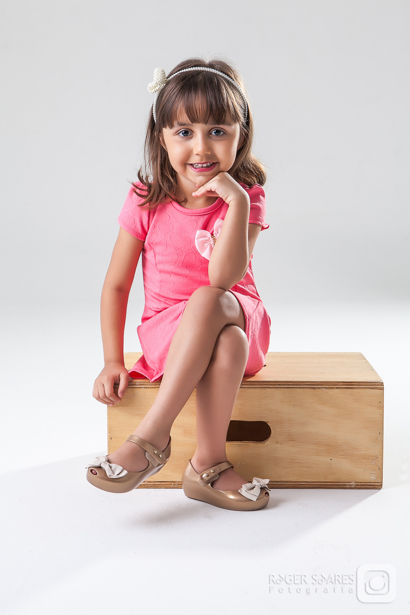 criança infância fotografia mamãe papai vovô vovó tios avós família roupa nova vestido estúdio vestido makeup maquiagem hair cabelo camiseta canon sorrisos risadas cabelos barba boneca poses mãos vestidinho cor de rosa boquinha lábios sentada banquinho