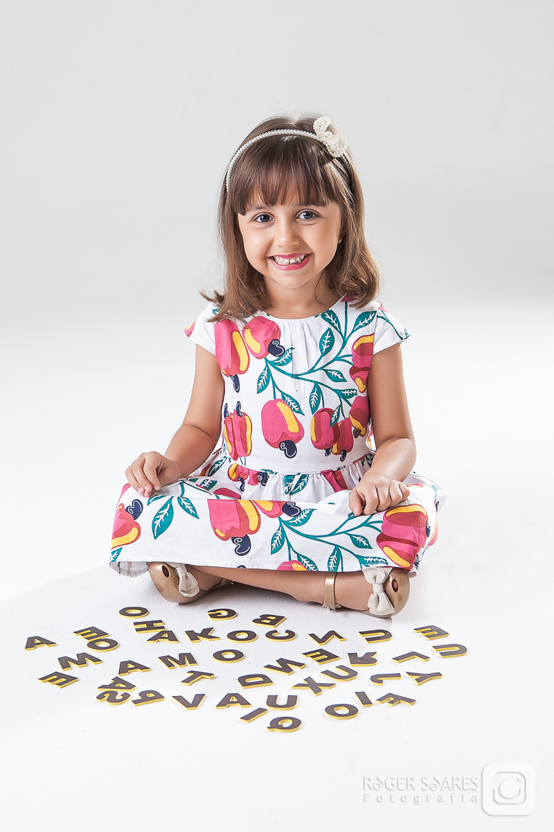criança infância fotografia mamãe papai vovô vovó tios avós família roupa nova vestido estúdio vestido makeup maquiagem hair cabelo camiseta canon sorrisos risadas cabelos barba boneca poses mãos vestidinho cor de rosa boquinha lábios flores sorrisão