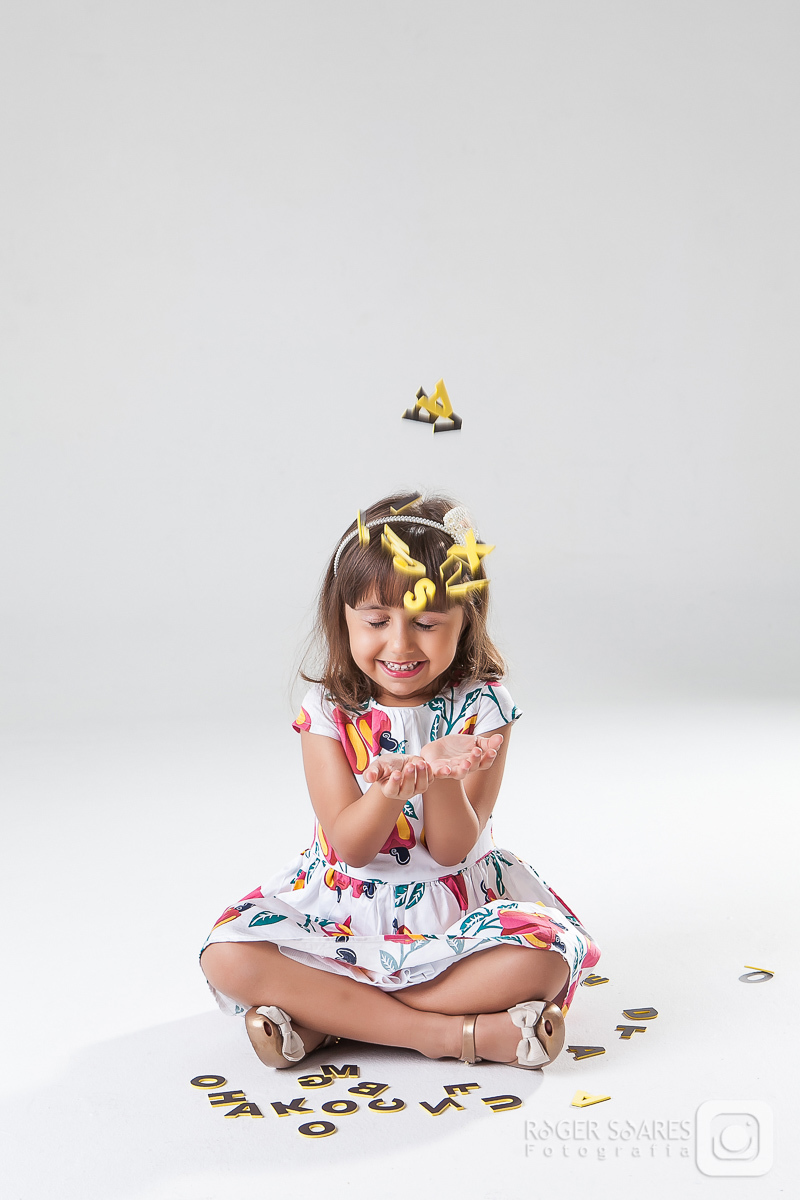criança infância fotografia mamãe papai vovô vovó tios avós família roupa nova vestido estúdio vestido makeup maquiagem hair cabelo camiseta canon sorrisos risadas cabelos barba boneca poses mãos vestidinho cor de rosa boquinha lábios letrinhas letras
