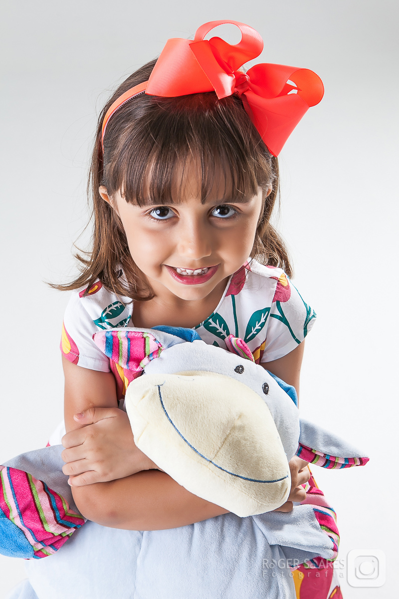 criança infância fotografia mamãe papai vovô vovó tios avós família roupa nova vestido estúdio vestido makeup maquiagem hair cabelo camiseta canon sorrisos risadas cabelos barba boneca poses mãos vestidinho cor de rosa boquinha lábios olhares dentinhos