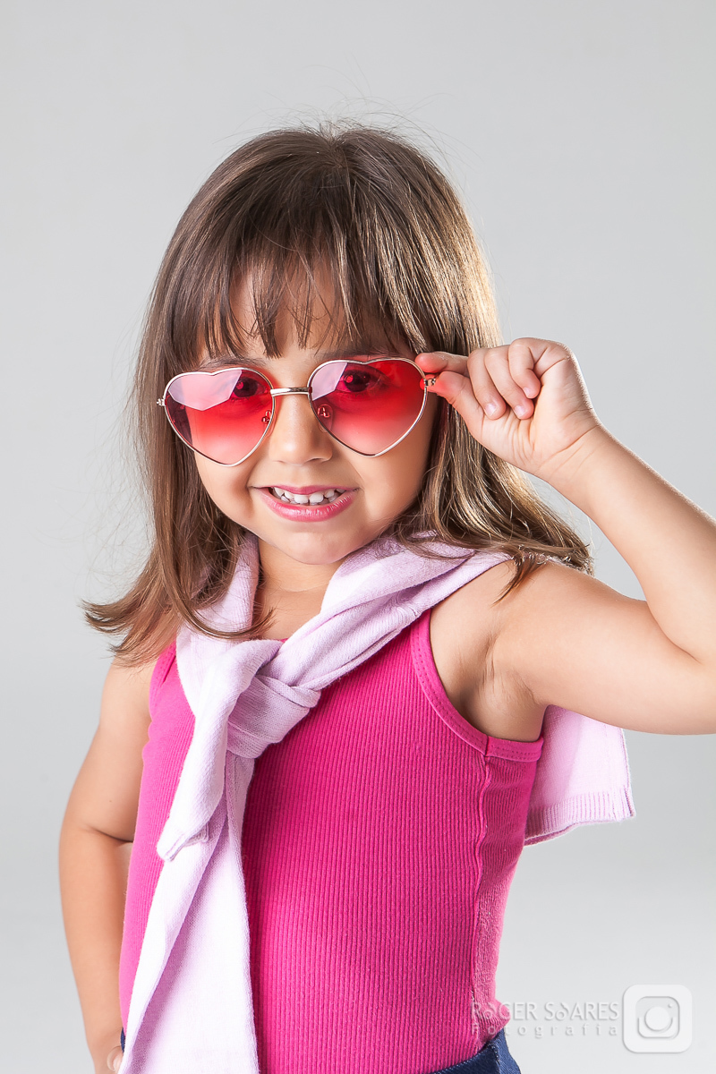 criança infância fotografia mamãe papai vovô vovó tios avós família roupa nova vestido estúdio vestido makeup maquiagem hair cabelo camiseta canon sorrisos risadas cabelos barba boneca poses mãos vestidinho cor de rosa boquinha lábios óculos coração