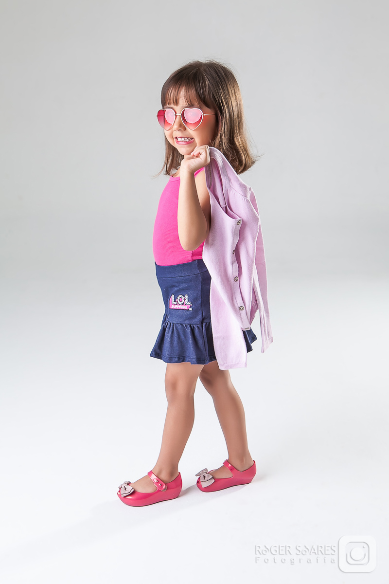 criança infância fotografia mamãe papai vovô vovó tios avós família roupa nova vestido estúdio vestido makeup maquiagem hair cabelo camiseta canon sorrisos risadas cabelos barba boneca poses mãos blusinha lábios óculos coração moleton blusa mini saia