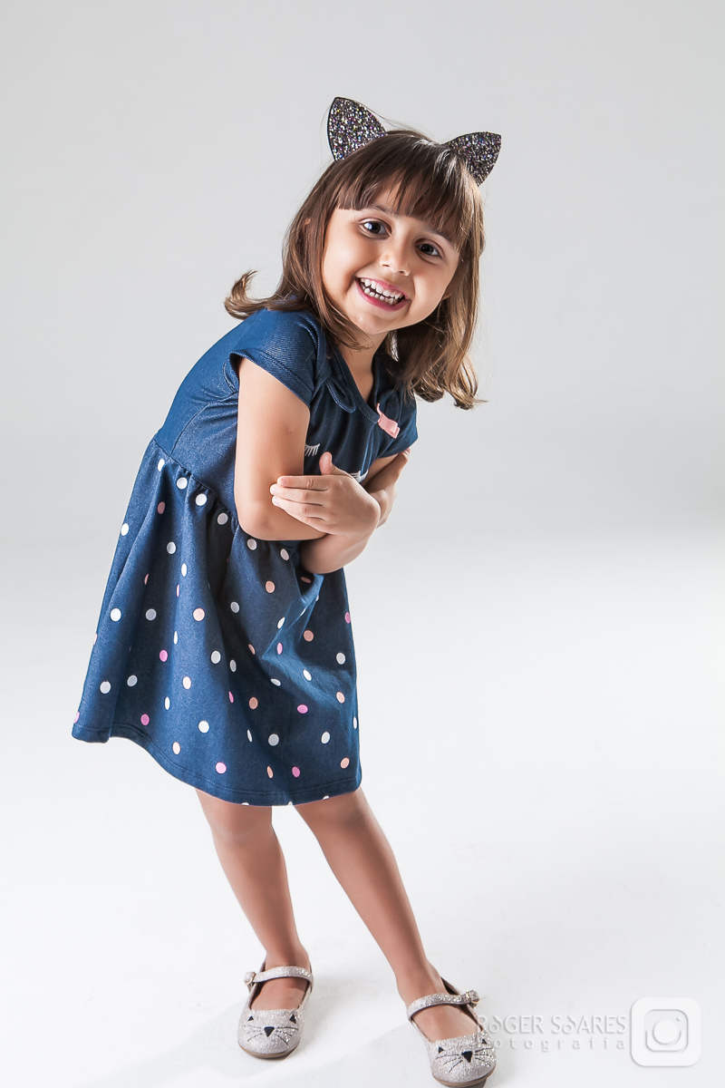 criança infância fotografia mamãe papai vovô vovó tios avós família roupa nova vestido estúdio vestido makeup maquiagem hair cabelo camiseta canon sorrisos risadas cabelos barba boneca poses mãos blusinha lábios óculos coração saia azul agachada