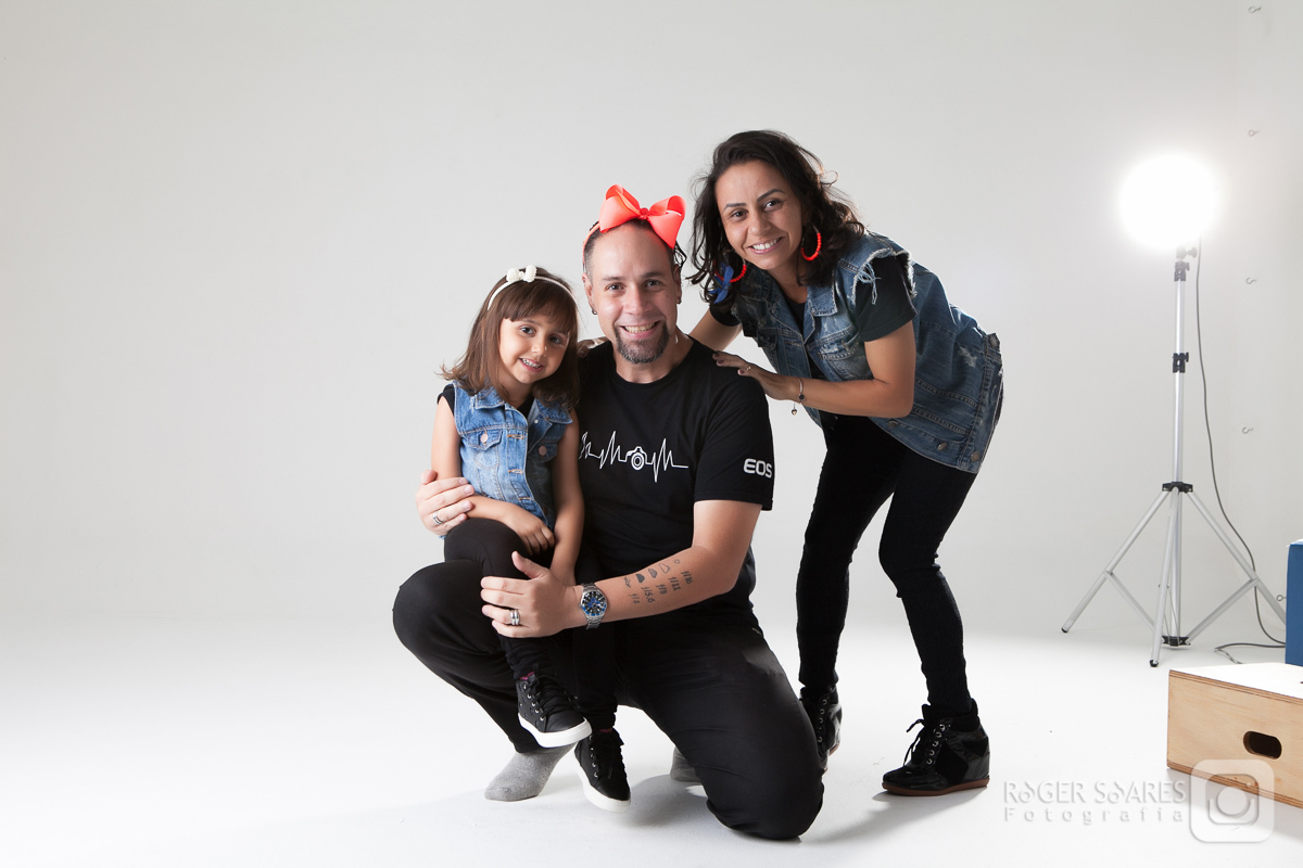 criança infância fotografia mamãe papai vovô vovó tios avós família roupa nova vestido estúdio vestido makeup maquiagem hair cabelo camiseta canon sorrisos risadas cabelos barba boneca poses mãos blusinha coração saia azul pulseira roger soares fotografo