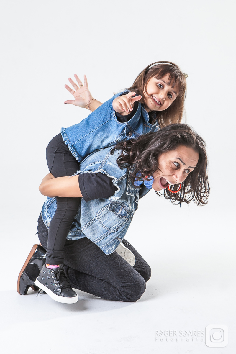 criança infância fotografia mamãe papai vovô vovó tios avós família roupa nova vestido estúdio vestido makeup maquiagem hair cabelo camiseta canon sorrisos risadas cabelos  costas pulando jeans jaquetas pulseira roger soares fotografo