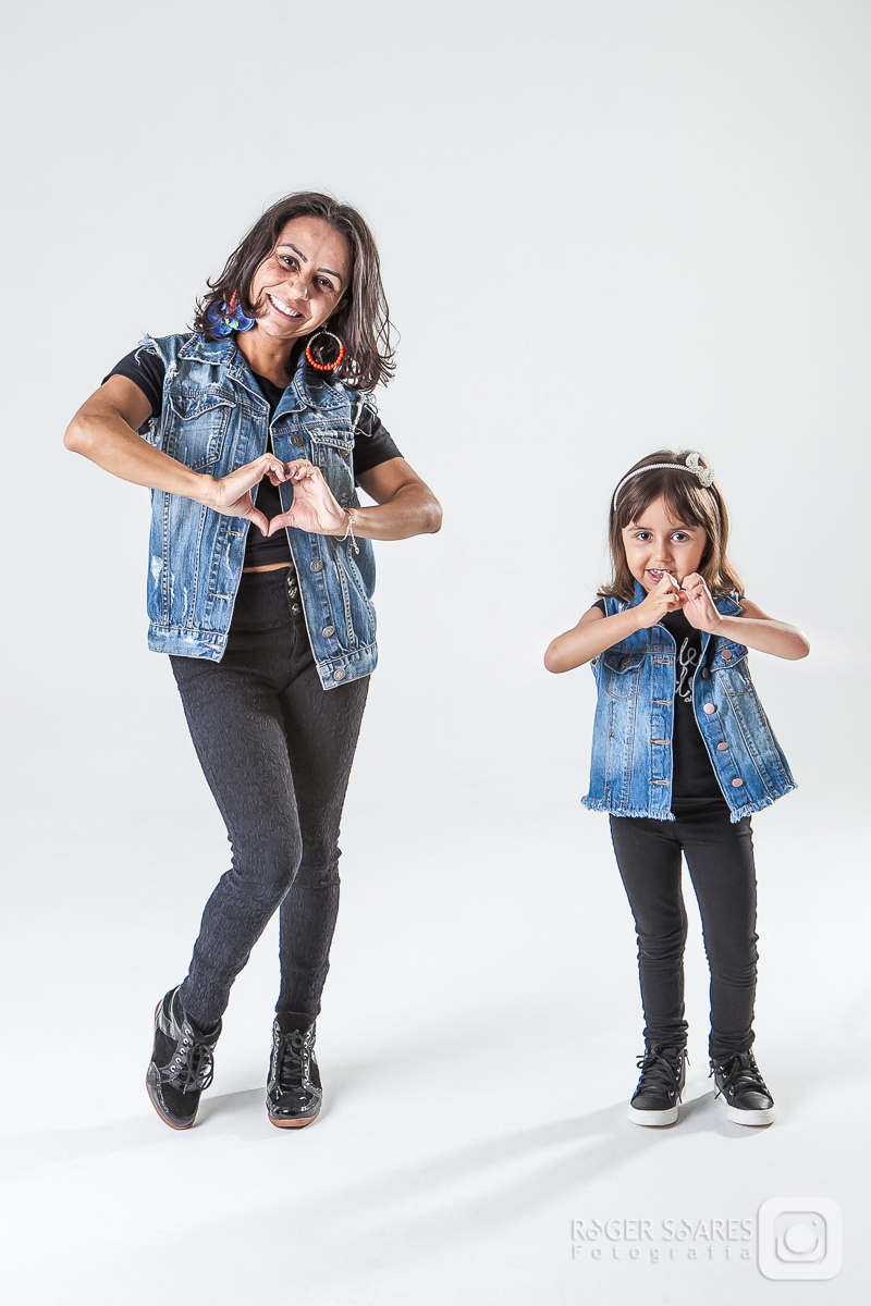criança infância fotografia mamãe papai vovô vovó tios avós família roupa nova vestido estúdio vestido makeup maquiagem hair cabelo camiseta canon sorrisos risadas cabelos  costas pulando jeans jaquetas pulseira roger fotografia coração