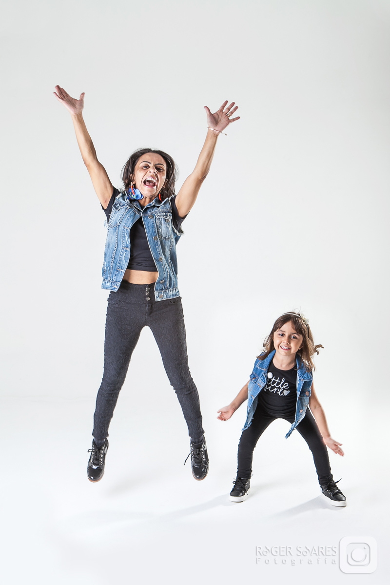 criança infância fotografia mamãe papai vovô vovó tios avós família roupa nova vestido estúdio vestido makeup maquiagem hair cabelo camiseta canon sorrisos risadas cabelos  costas pulando alto bracos pernas jeans jaquetas pulseira roger fotografia