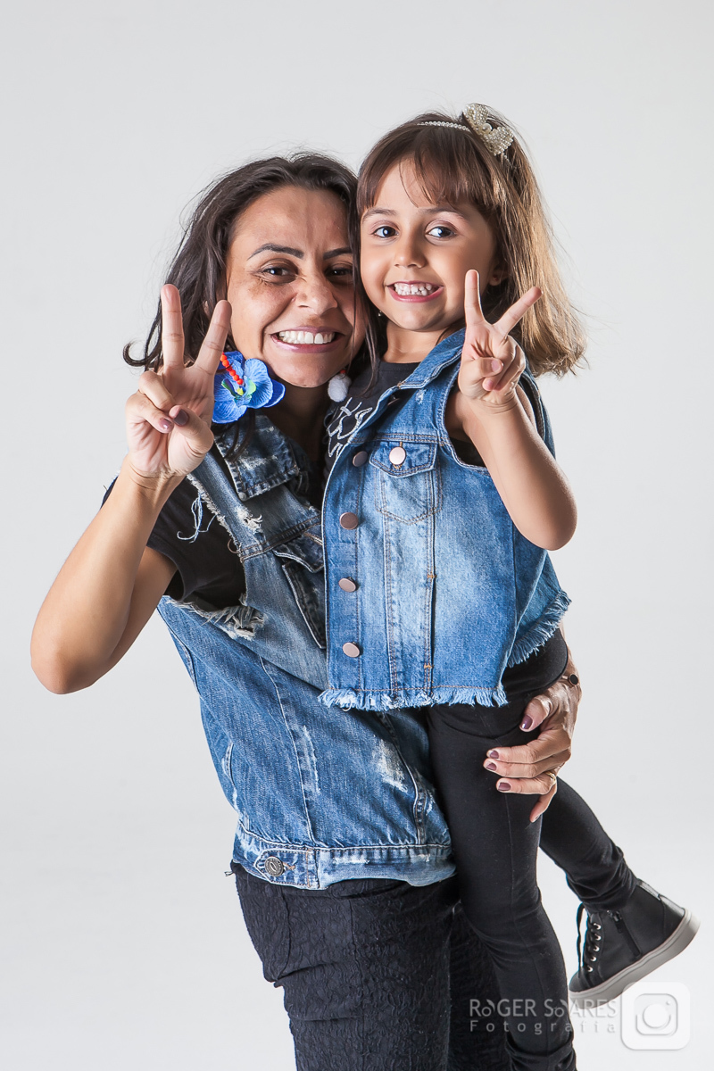 criança infância fotografia mamãe papai vovô vovó tios avós família roupa nova vestido estúdio vestido makeup maquiagem hair cabelo camiseta canon sorrisos risadas cabelos  costas pulando jeans jaquetas pulseira roger fotografia vitória amores