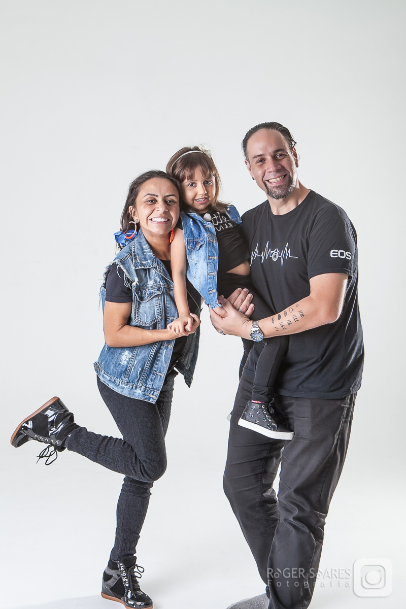 criança infância fotografia mamãe papai vovô vovó tios avós família roupa nova vestido estúdio vestido makeup maquiagem hair cabelo camiseta canon sorrisos risadas cabelos  costas pulando jeans jaquetas pulseira roger soares fotografia colo nos braços