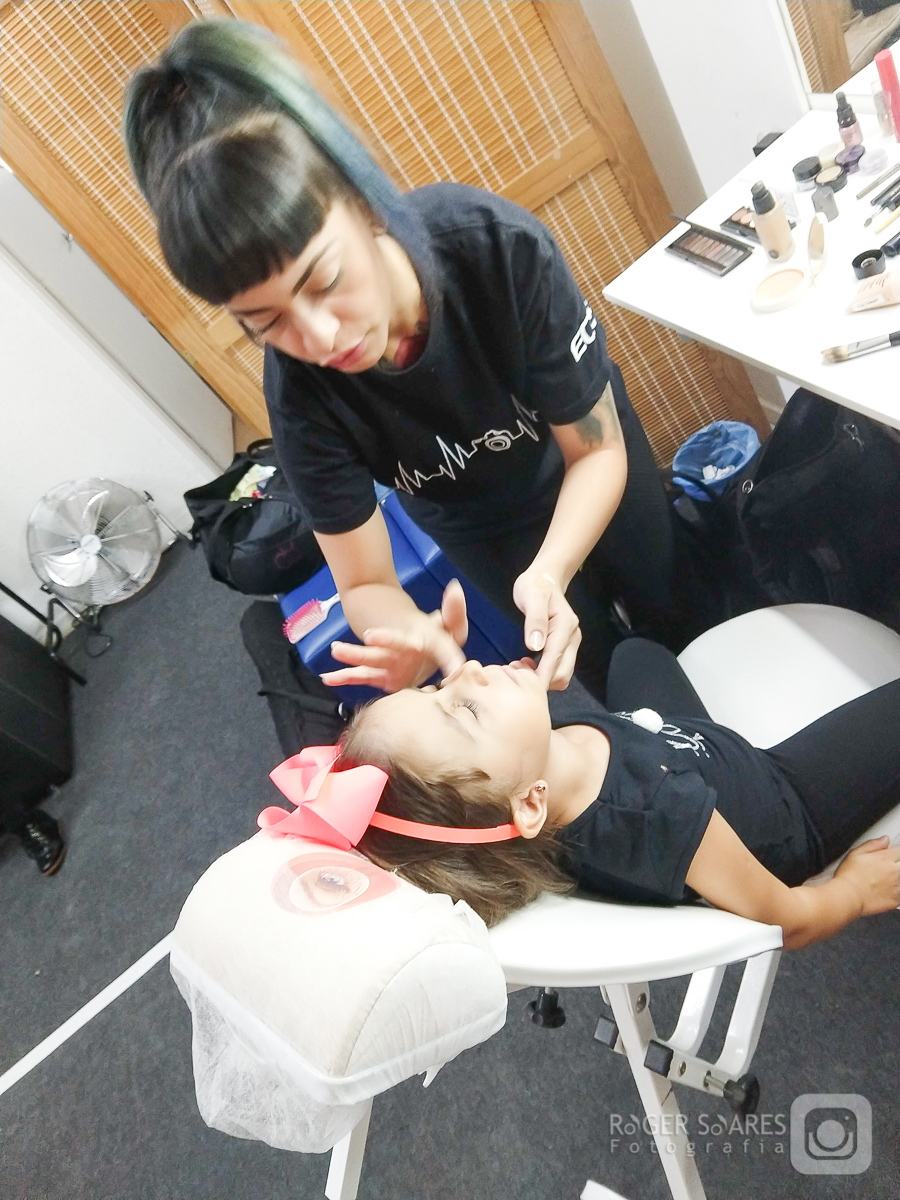 criança infância fotografia mamãe papai vovô vovó tios avós família roupa nova vestido estúdio vestido makeup maquiagem hair cabelo camiseta canon sorrisos risadas cabelos  roger soares fotografia agatha maquiadora makingof bastidores sombra lápis