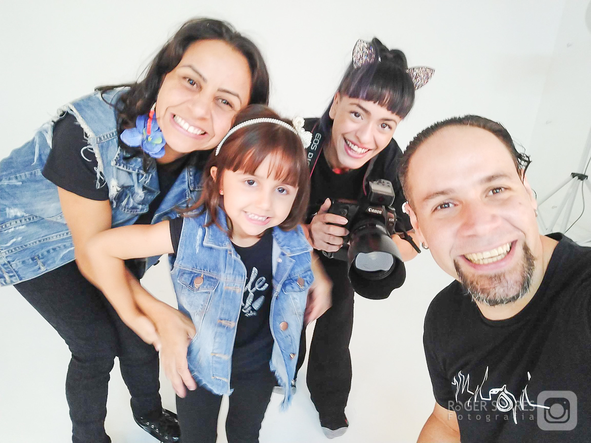 criança infância fotografia mamãe papai vovô vovó tios avós família roupa nova vestido estúdio vestido makeup maquiagem hair cabelo camiseta canon sorrisos risadas cabelos  roger soares fotografia agatha maquiadora makingof bastidores tochas luzes flash