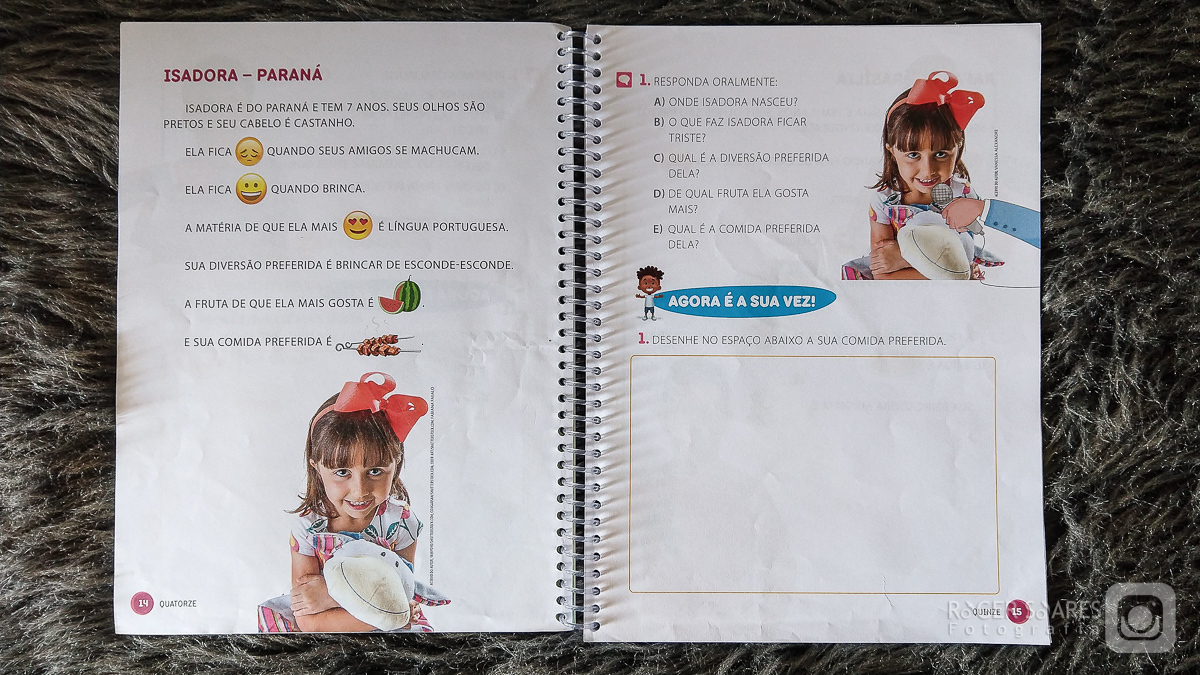 criança infância fotografia mamãe papai vovô vovó tios avós família roupa nova vestido estúdio vestido makeup maquiagem hair cabelo camiseta canon sorrisos risadas cabelos  roger soares fotografia agatha maquiadora livro editora ftd