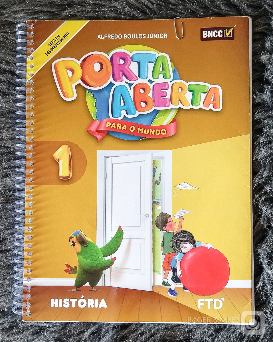 criança infância fotografia mamãe papai vovô vovó tios avós família roupa nova vestido estúdio vestido makeup maquiagem hair cabelo camiseta canon sorrisos risadas cabelos  roger soares fotografia agatha maquiadora livro editora ftd aprender porta aberta