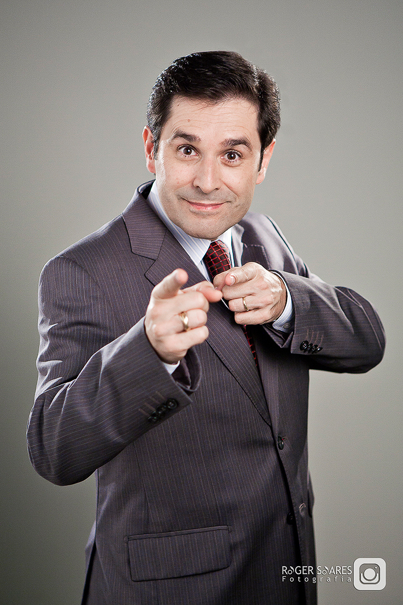Apresentador Bob Floriano Palestrante Curso de Vendas Consultor homem branco terno gravata apontando fotografia profissional retratos estúdio roger soares ensaio fotográfico book retrato profissional 