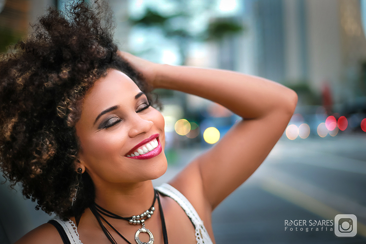 Morena maquiadora profissional mulher jovem maquiada ring light gravata olhando fotografia profissional retratos estúdio roger soares fotografia ensaio fotográfico book retrato profissional