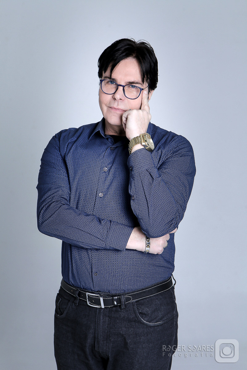 Eve Sobral REDE BRASIL DE TELEVISÃO apresentador artista programa EM REVISTA homem branco terno gravata olhando fotografia profissional retratos estúdio roger soares fotografia ensaio fotográfico book retrato profissional