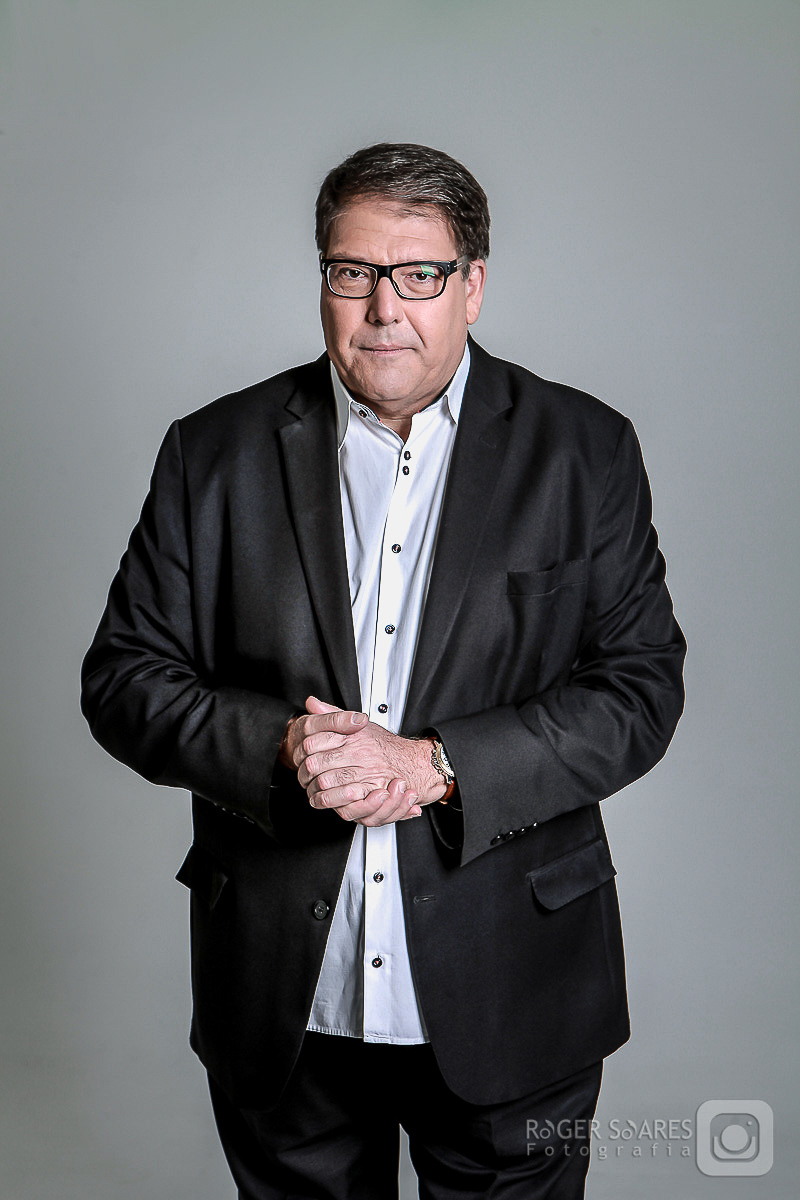 Luciano Faciolli REDE BRASIL DE TELEVISÃO apresentador artista programa EM REVISTA homem branco terno gravata olhando fotografia profissional retratos estúdio roger soares fotografia ensaio fotográfico book retrato profissional