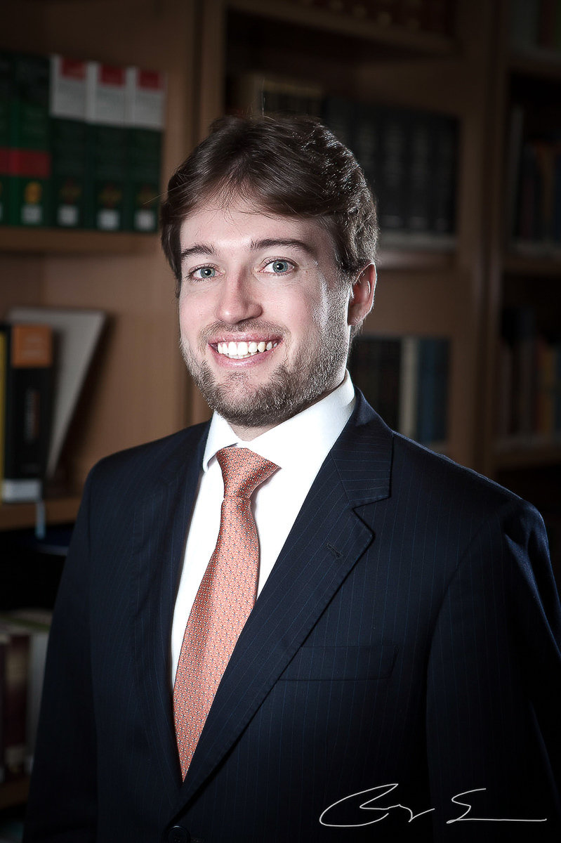 CEO empresário ADVOCACIA advogado direito marcas e patentes livros biblioteca linkedin Consultor homem branco terno gravata olhando fotografia profissional retratos estúdio roger soares fotografia ensaio fotográfico book retrato profissional