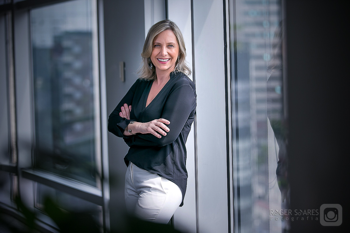 CEO diretoria maquiada REVISTA DISCOVERY CHANNEL BRASIL TV A CABO CANAIS FECHADOS maquiadora ring light gravata olhando dançando vestido colorido florido fotografia profissional retratos estúdio roger soares ensaio fotográfico book retrato profissional