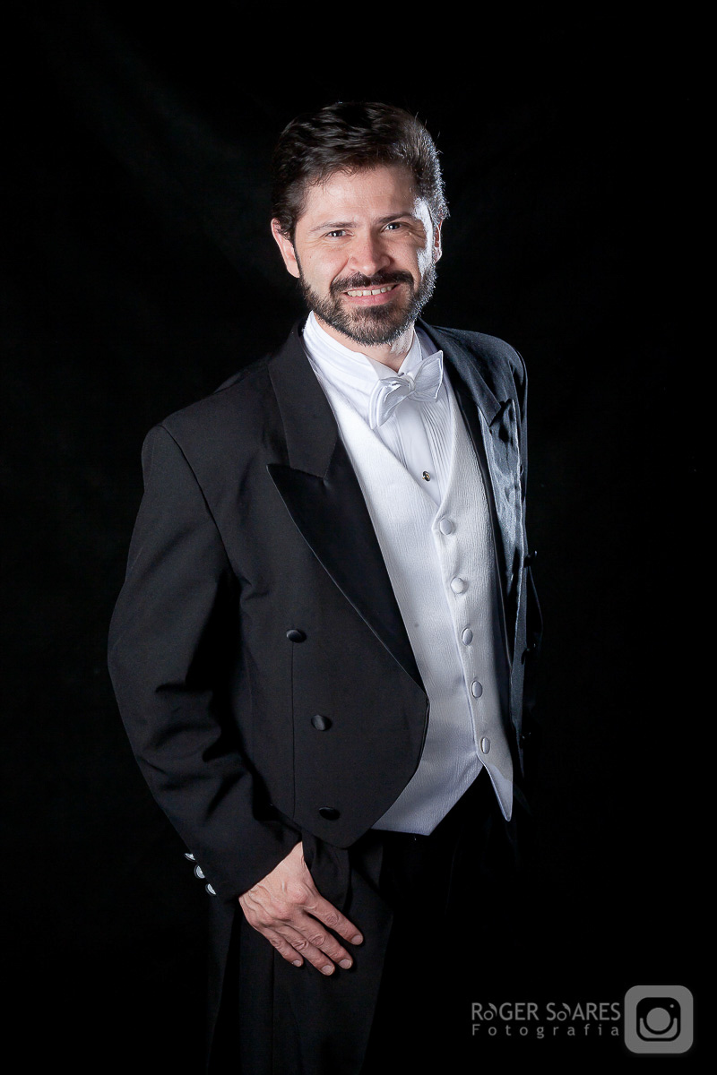 CEO empresário fundo preto maestro solienson linkedin Consultor homem branco terno gravata olhando fotografia profissional retratos estúdio roger soares fotografia ensaio fotográfico book retrato profissional