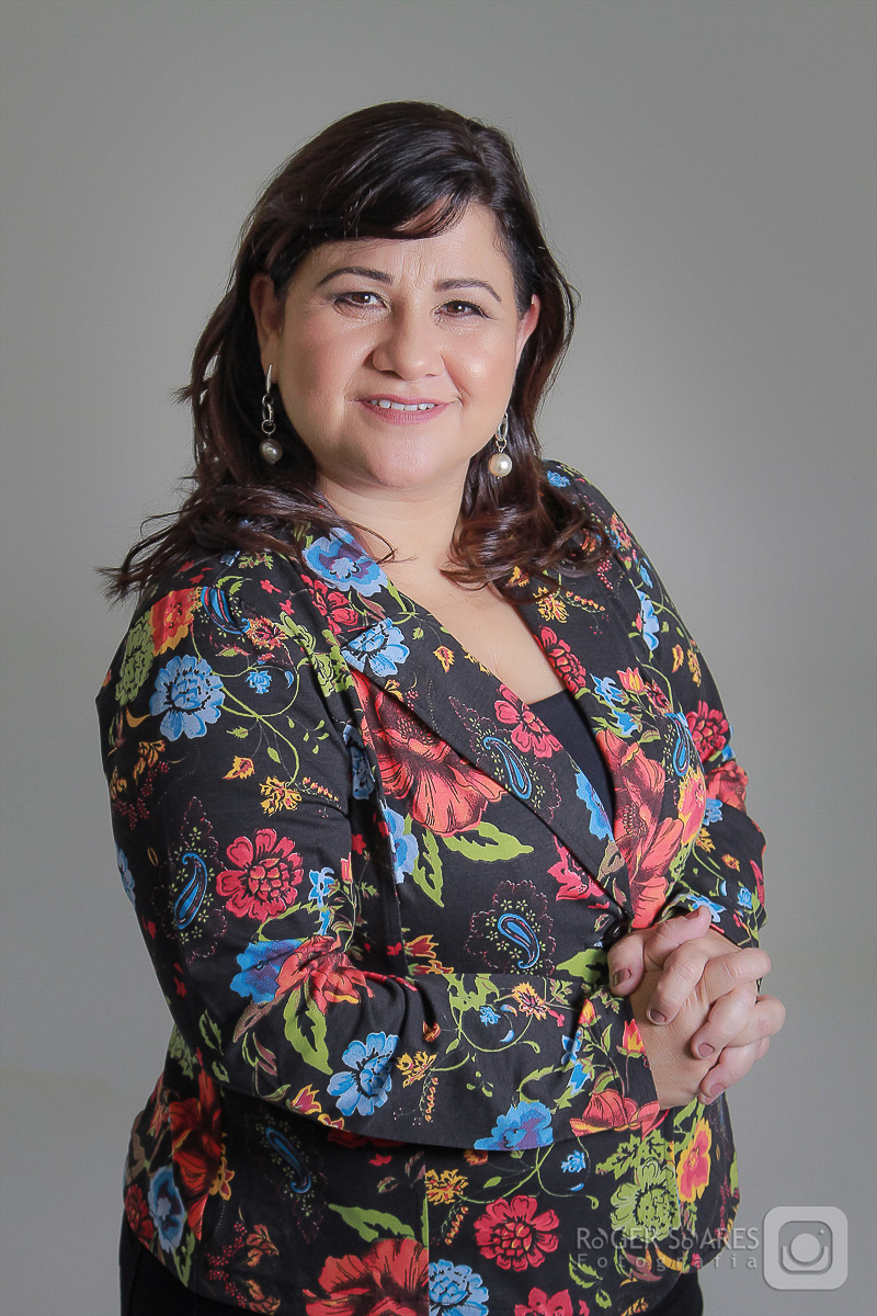 CEO empreenderora MARISTELA maquiadora ring light gravata retrato profissional olhando dançando vestido colorido florido fotografia profissional retratos estúdio roger soares fotografia ensaio fotográfico book