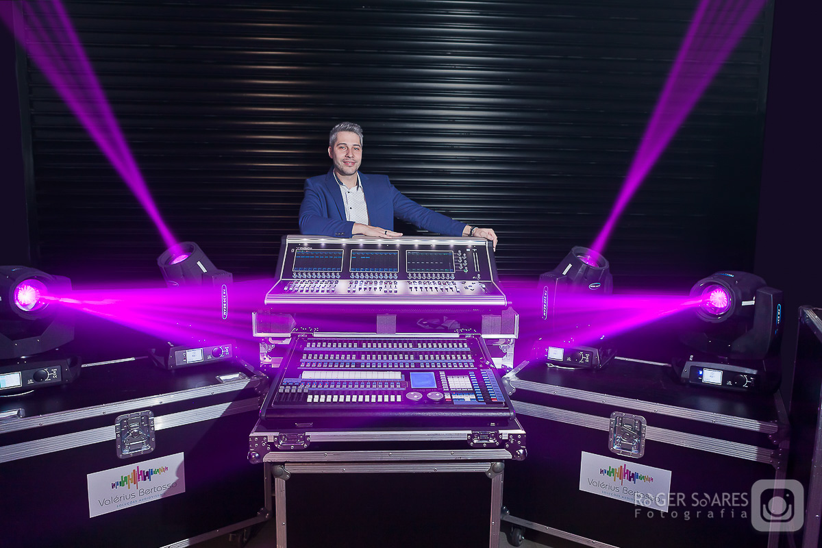 CEO empresário fundo preto VALERIUS BERTASSO linkedin Consultor homem branco terno gravata olhando fotografia profissional retratos estúdio roger soares fotografia ensaio fotográfico book retrato profissional