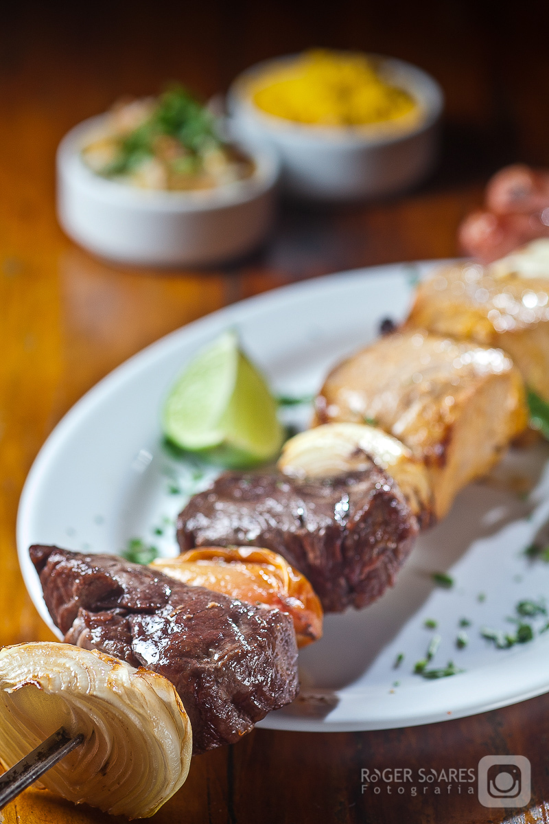 churrasco e-commerce ifood rappi uber eats delivery carne grelhada alho poró salsinha prato mesa madeira vinho arroz branco condimentos temperos espetinhos de frango legumes limão azeite porco suíno fotos de produtos fotografia de alimentos