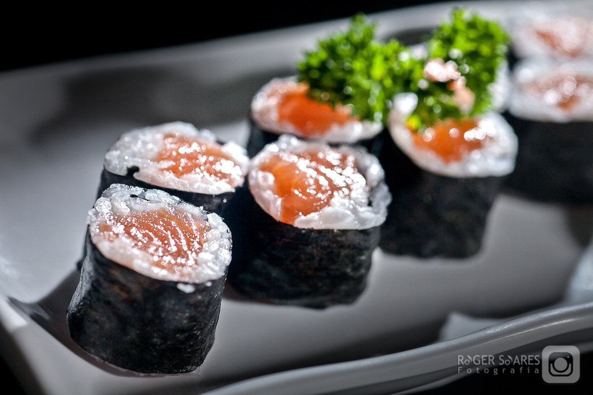 churrasco e-commerce ifood rappi uber eats delivery carne grelhada alho poró salsinha prato mesa madeira vinho arroz branco condimentos temperos de gastronomina culinária japonesa comida fotos de produtos de alimentos