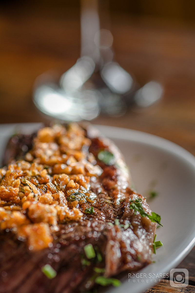 churrasco e-commerce ifood rappi uber eats delivery carne grelhada alho poró salsinha prato mesa madeira vinho arroz branco condimentos temperos fotos de produtos fotografia de alimentos