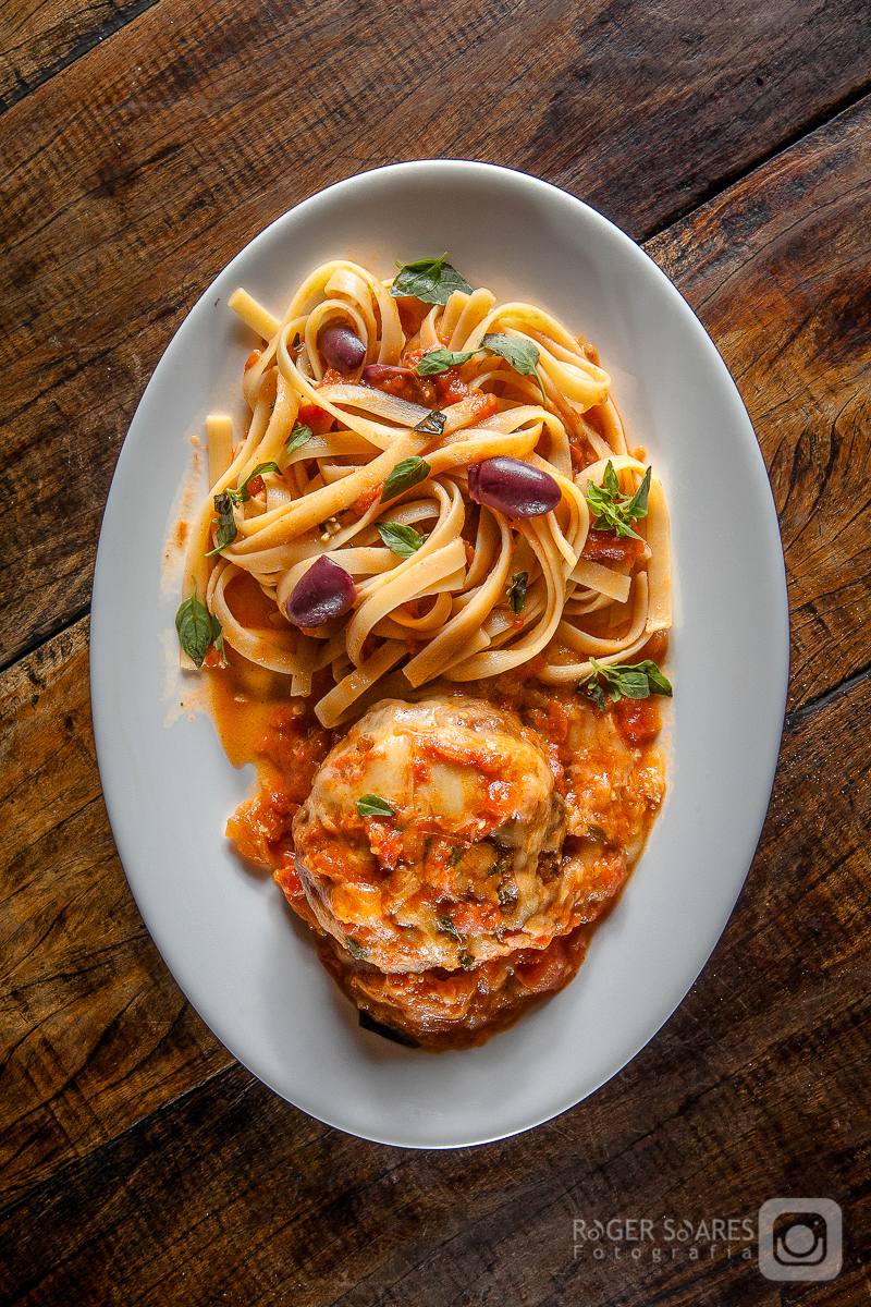 churrasco e-commerce ifood rappi uber eats delivery carne grelhada alho poró salsinha prato mesa madeira vinho arroz branco condimentos temperos massa macarrão nostra italia almondega porpetone azeitonas manjericão molho de tomate  fotos de alimentos