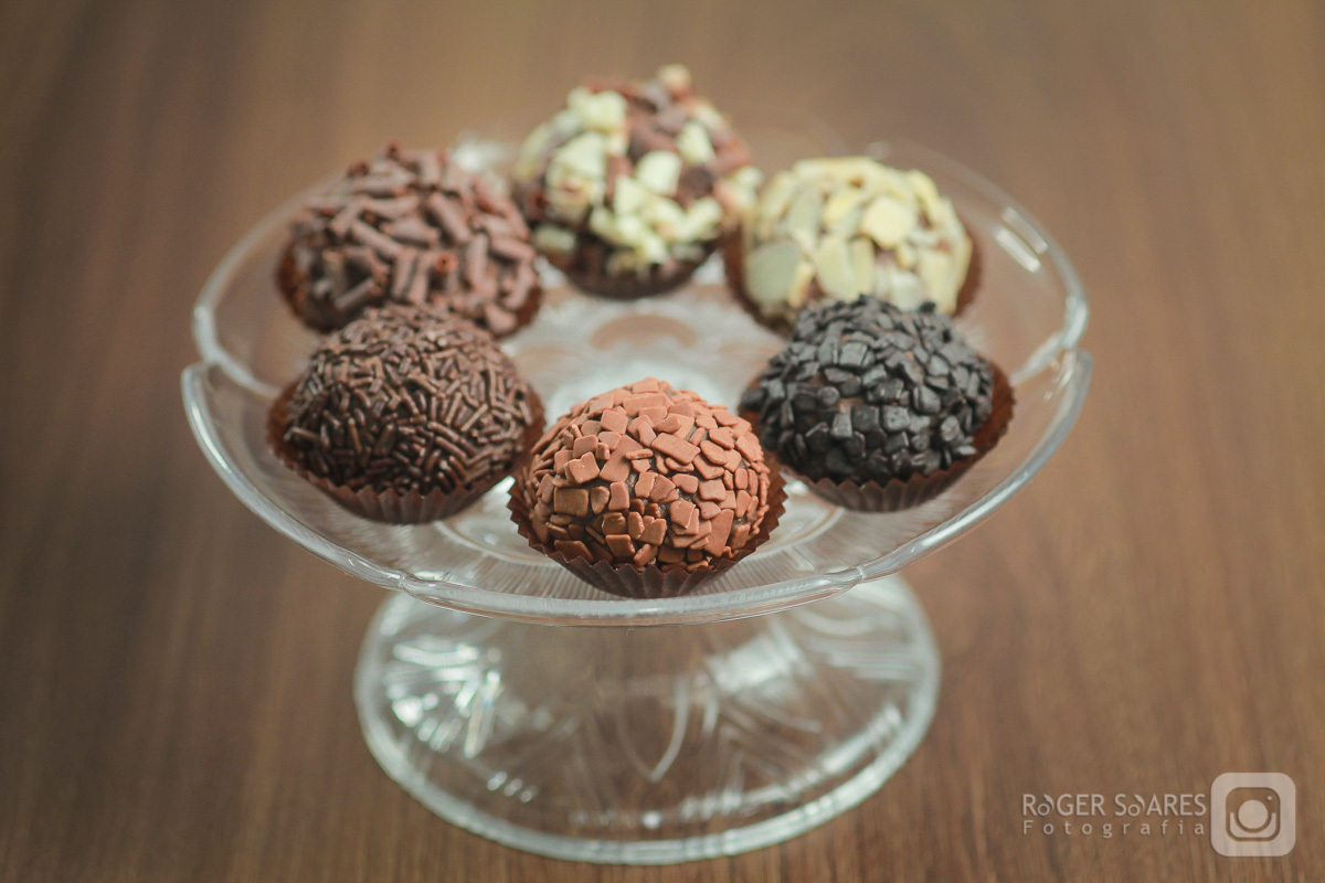 doceria vovo doces bolos confeitos mesa café cafezinho expresso xícara chantilly forno assado brigadeiro madeira chocolate branco cacau meio amargo cenoura flocos pedacinhos cobertura creme cristal still culinaria ecommerce estúdio fotografico