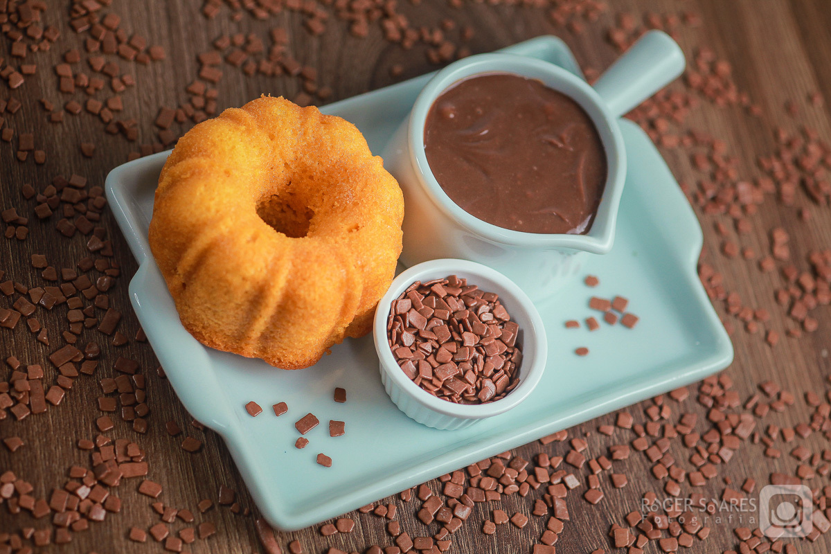 doceria vovo doces bolos confeitos mesa café cafezinho expresso xícara chantilly forno assado brigadeiro madeira chocolate branco cacau meio amargo cenoura flocos pedacinhos cobertura bolinho fotografia still culinaria ecommerce estúdio fotografico