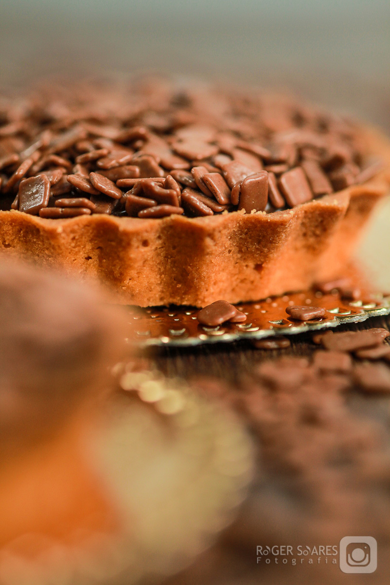 doceria vovo doces bolos confeitos mesa café cafezinho expresso xícara chantilly forno assado brigadeiro madeira chocolate branco cacau meio amargo cenoura flocos pedacinhos massa creme castanha fotografia still culinaria ecommerce estúdio fotografico