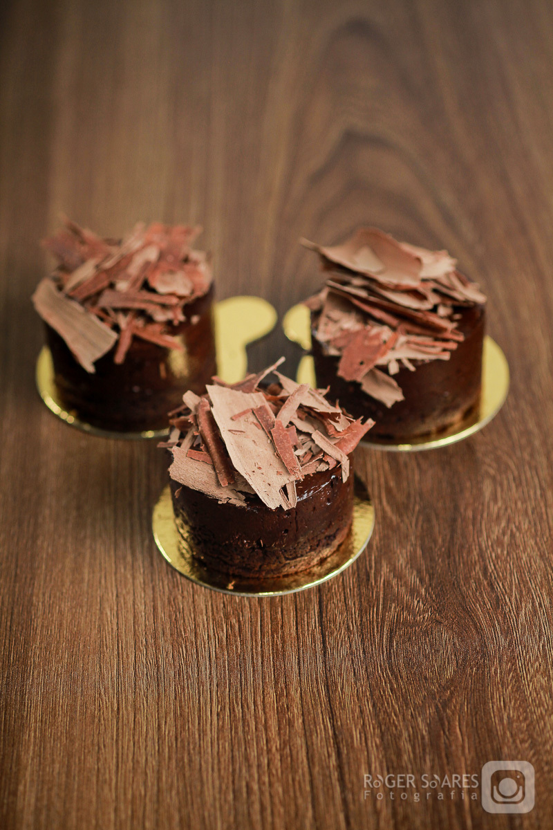 doceria vovo doces bolos confeitos mesa café cafezinho expresso xícara chantilly forno assado brigadeiro madeira chocolate branco cacau meio amargo cenoura flocos pedacinhos tampas ouro nobre fotografia still culinaria ecommerce estúdio fotografico