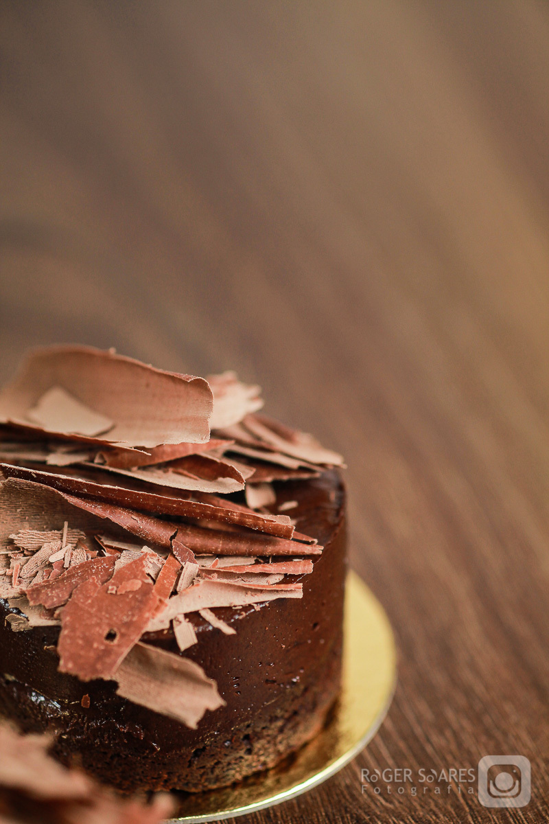 doceria vovo doces bolos confeitos mesa café cafezinho expresso xícara chantilly forno assado brigadeiro madeira chocolate branco cacau meio amargo cenoura flocos pedacinhos desfoque instagram fotografia still culinaria ecommerce estúdio fotografico