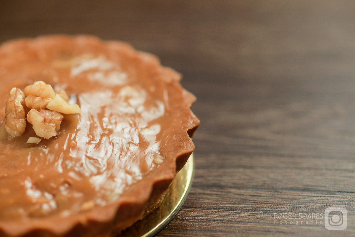 doceria vovo doces bolos confeitos mesa café cafezinho expresso xícara chantilly forno assado brigadeiro madeira chocolate branco cacau meio amargo cenoura flocos pedacinhos nozes doce de leite fotografia still culinaria ecommerce estúdio fotografico