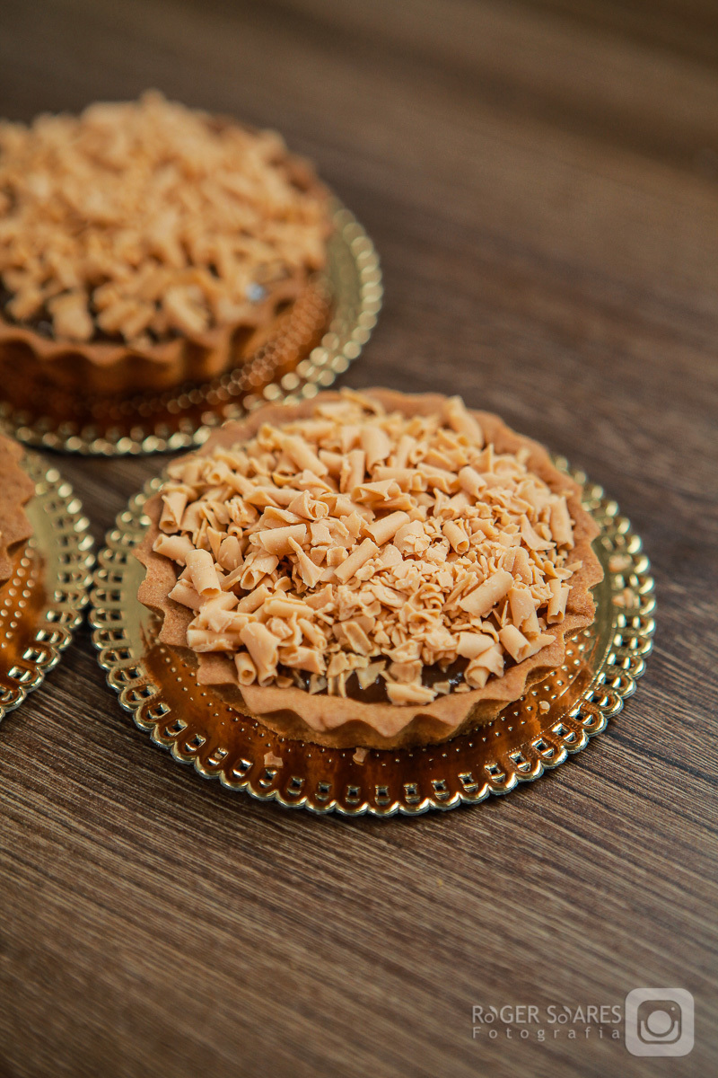 doceria vovo doces bolos confeitos mesa café cafezinho expresso xícara chantilly forno assado brigadeiro madeira chocolate branco cacau meio amargo cenoura flocos pedacinhos  raspas doce leite fotografia still culinaria ecommerce estúdio fotografico