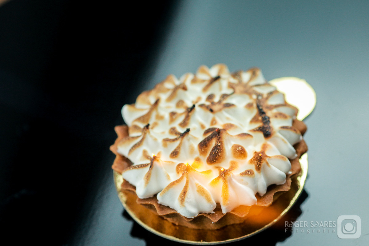 doceria vovo doces bolos confeitos mesa café cafezinho expresso xícara chantilly forno assado brigadeiro madeira chocolate branco cacau meio amargo cenoura flocos flambado massarico gratinado fotografia still culinaria ecommerce estúdio fotografico