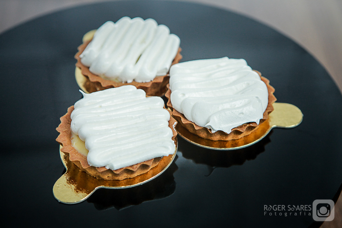 doceria vovo doces bolos confeitos mesa café cafezinho expresso xícara chantilly forno assado brigadeiro madeira chocolate branco cacau meio amargo cenoura flocos chantilly limão tortinha torta fotografia still culinaria ecommerce estúdio fotografico