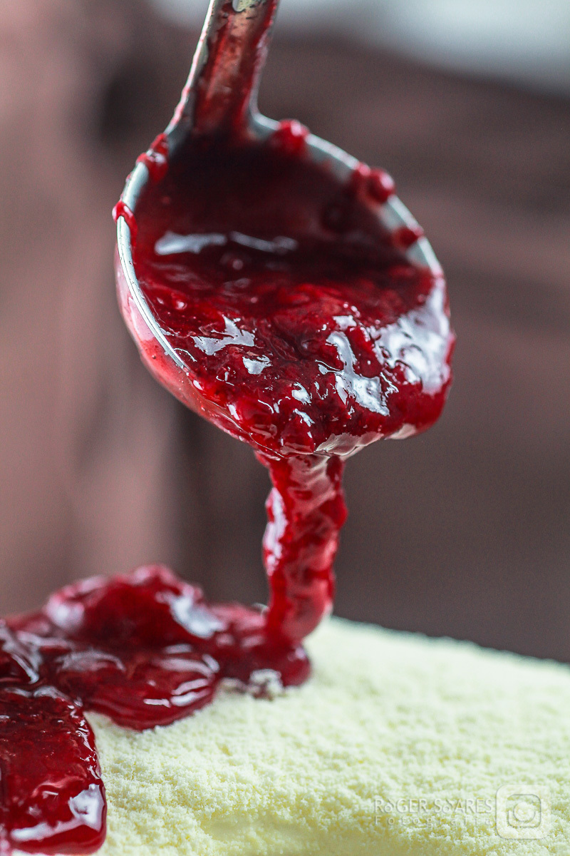 doceria vovo doces bolos confeitos mesa café cafezinho expresso xícara chantilly forno assado brigadeiro madeira chocolate branco cacau meio amargo cenoura flocos calda frutas vermelhas caindo fotografia still culinaria ecommerce estúdio fotografico