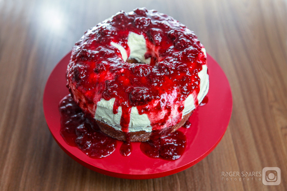 doceria vovo doces bolos confeitos mesa café cafezinho expresso xícara chantilly forno assado brigadeiro madeira chocolate branco cacau meio amargo cenoura flocos pedacinhos morango ninho trufas fotografia still culinaria ecommerce estúdio fotografico