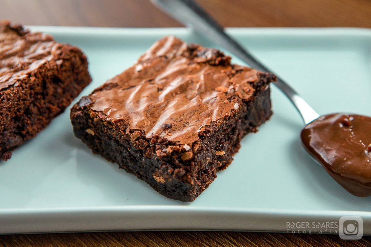 doceria vovo doces bolos confeitos mesa café cafezinho expresso xícara chantilly forno assado brigadeiro madeira chocolate branco cacau meio amargo cenoura flocos brownie chocolates colher fotografia still culinaria ecommerce estúdio fotografico