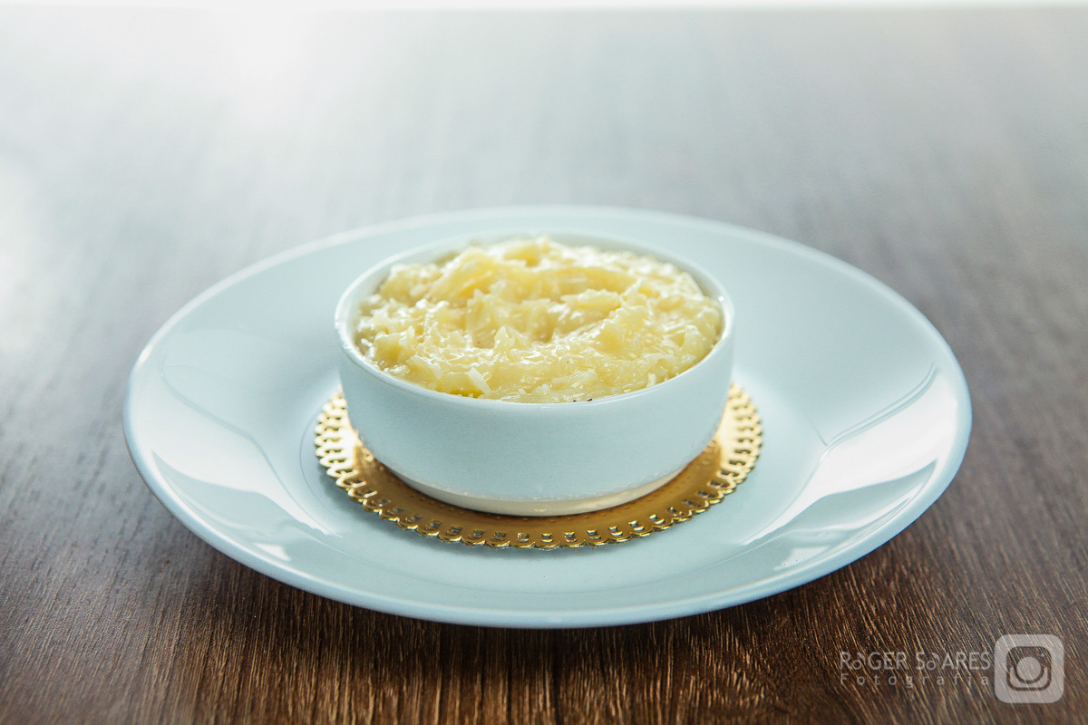 doceria vovo doces bolos confeitos mesa café cafezinho expresso xícara chantilly forno assado brigadeiro madeira chocolate branco cacau meio amargo cenoura flocos gatinado baunilha coco cremoso fotografia still culinaria ecommerce estúdio fotografico