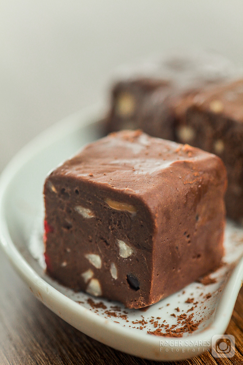 doceria vovo doces bolos confeitos mesa café cafezinho expresso xícara chantilly forno assado brigadeiro madeira chocolate branco cacau meio amargo cenoura flocos pedaço bloco suiço fotografia still culinaria ecommerce estúdio fotografico