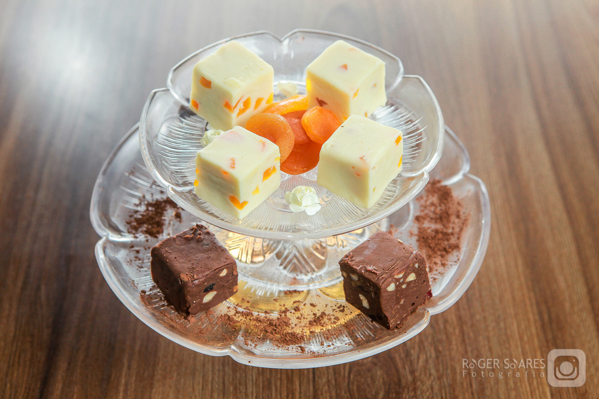 doceria vovo doces bolos confeitos mesa café cafezinho expresso xícara chantilly forno assado brigadeiro madeira chocolate branco cacau meio amargo cenoura flocos pedaços damasco pires fotografia still culinaria ecommerce estúdio fotografico