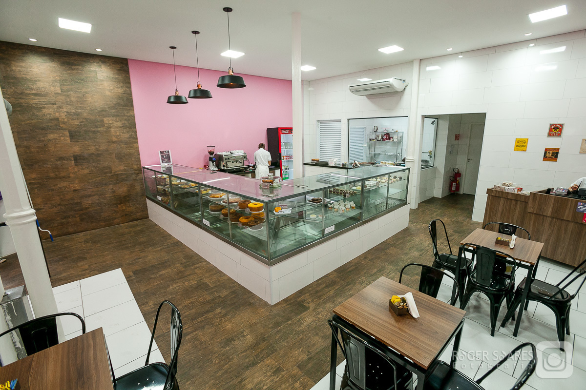 doceria vovo doces bolos confeitos mesa café cafezinho expresso xícara chantilly forno assado brigadeiro madeira chocolate branco cacau meio amargo cenoura flocos ambiente interno loja balcão fotografia still culinaria ecommerce estúdio fotografico